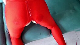 Plavuša sisa kurac i jebe jako u pocepanim legginsima posle treninga.