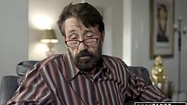 أب يخدع ابنته بالتبني لتركب زبه الكبير