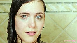 فتاة بنية جذابة تستمتع بدش حمام حسي مع أجواء ليزبيان ساخنة