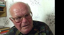 Szuper forró 18+ tinilány Gwen Cortez lovagol mocskos nagypapán Mirecken vad dugásban