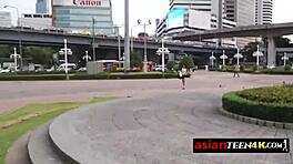 Уау, тази дребна 18+ азиатка 18+ жадува огромния кур на раничаря!