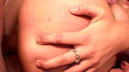 穿粉高跟骚货卡莉·莱恩吸吮骑乘男友粗屌