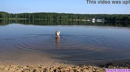 Naakte meid gaat skinny dippen op openbaar strand! Wie kijkt naar haar natte lichaam?