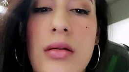 सेक्सी वनेसा आउटडोर एनल के साथ वेबकैम पर टेस करती है