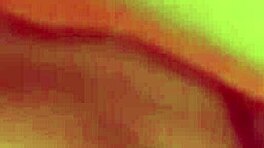 הצבתי מצלמה נסתרת לתפוס משרתת בשלה בפעולה. זה פרוע לראות אותה עובדת!