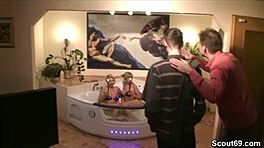 18 éves srác szerzi első vad lovaglását két forró német MILF-fel gőzös csoportban