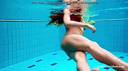 นีนา มอห์นัตคา แสดงหีขนในฉากฝักบัวร้อนแรง