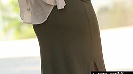 Гледај ову слатку тинејџерку 18+ како се трља до оргазма напољу