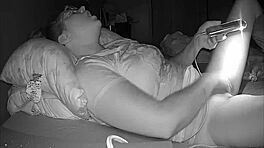 大奶婊子为女友在隐藏摄像头上手指 😏