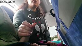 暴露狂公共汽车上引诱丰满熟女手淫口交