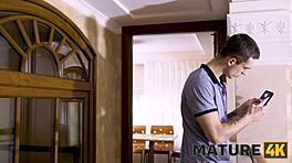 Verjameš tej zreli v rdečem nedrčku, ki vzame pastorkov kurac globoko?