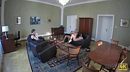 Gledaj kako moja kurvica zarađuje novac svojom pičkom.