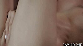 18+-Teen hüpft wild auf dickem Schwanz in dampfender Action