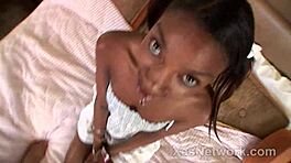 Pequeña ebony teen con tetas pequeñas en POV caliente