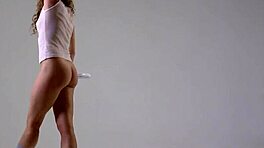 Hej, zobacz giętką nastolatkę 18+ Ursulę Fe rozciągającą ciasno?