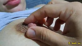 मेरी 18+ सौतेली बेटी ने फिल्म देखते हुए चूत दिखाई!