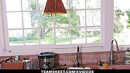 باريس كامينغز، جليسة أطفال شابة ساخنة، تركب رئيسها في كوغيرل على سرير غرفة النوم