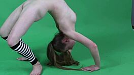 アンナ・モスティックがジムで柔軟な体操選手の動き見せ