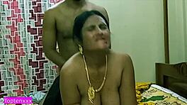 अरे 18+ लड़के, ये भारतीय हॉट मिल्फ आंटी इतनी हॉर्नी क्यों है मुझे चोदने को?