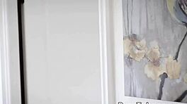 Nevlastní sestry mají zakázanou trojku s nevlastním tátou a strýcem.