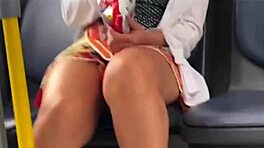 18-ročná nevlastná dcéra ukazuje bez nohavičiek vo verejnom autobuse!