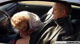 Аматьорска зряла баба пробва порно с млад жребец в чорапи