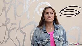 Tror du att blyga tjejen Serina Gomez klarar en hård pickup-knull för modelljobb?