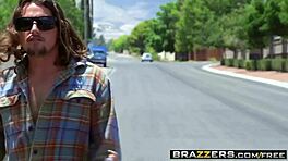 Brazzers - Mamuśka ma cycki z Diamond Foxxx i Tyler Nixon na wyprzedaży podwórkowej.