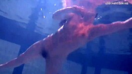 イヴェッタが公共プールでビキニ姿で誘惑