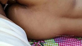 इंडियन गर्लफ्रेंड आउटडोर कार सेक्स और ऐनल पाउंडिंग के लिए बेंट ओवर होती है