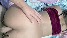 Încerc să intru în fundulețul strâns al surorii vitrege în pat