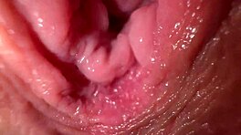 Εξαιρετικά Κοντινή Άποψη της Σφιχτής Έφηβης 18+ Κρεμώδους Πούτσας σε Δράση