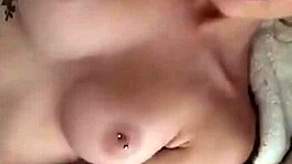 Tínedžerka s veľkými prsiami hrá s novou hračkou 😘