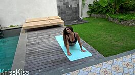 Stiefzus werd hard geneukt vlak na haar yogales