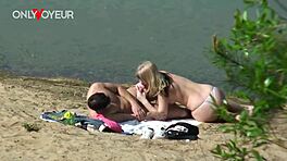 Hej, chceš vidieť túto zlobivú tínedžerku 18+ PAWG jebajúcu priateľa na pláži?