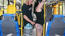 Безумие в Общественном Автобусе - Парень Трет Член о Жопу Брюнетки Пока Не Кончит