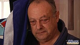 Sunt șocată! Adolescentă frumoasă 18+ prinsă de bunic, apoi sex sălbatic aprins