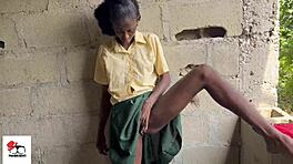 सेक्सी टीन 18+ स्टूडेंट बुश के पास मस्तरबेट करते हुए पकड़ी गई