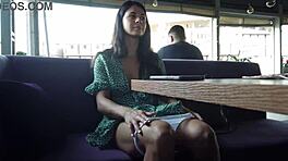 Posvojena sestra gubi opkladu, pokazuje pičku u javnom restoranu