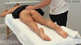 Rödlockig milf med stora tuttar oljad för het massage