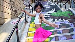 털 많은 베이비가 공공 업스커트 플래시로 닙 슬립 댄스