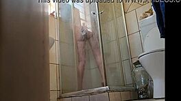 我的继妹在热辣淋浴中玩弄继妈的假阳具