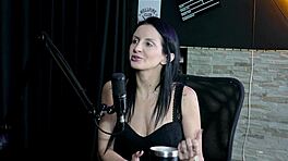 Ei, Vitoria Vonteese de vermelho transparente ama porn duro com caras holandeses grandes