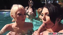 Beste Freunde stürzen sich in wilde Gruppenaktion bei dampfender Poolparty