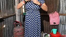 Láttad már, ahogy a falusi lány dominál kutyapózban a szabadban ranch baszásban?