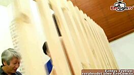 Αδύνατη κοπέλα 18+ με τριχωτό σημείο σε άγριο τρίο mmf με κρέμα μέσα