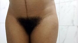 Wow, těhotná krasavice se koupe a touží po velkém ptáku do píči! 🛁