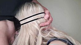 Oszukiwanie zakneblowanej żony przyjaciela na ssanie i połykanie spermy