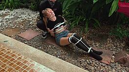 Красотка из парка запутывается в дикой outdoor bondage. Не верится, как она стонет от каждого щекотания!