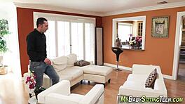 Ik kan niet geloven hoe deze kleine babysitter mijn grote pik aanpakt met hardcore zuigvaardigheden